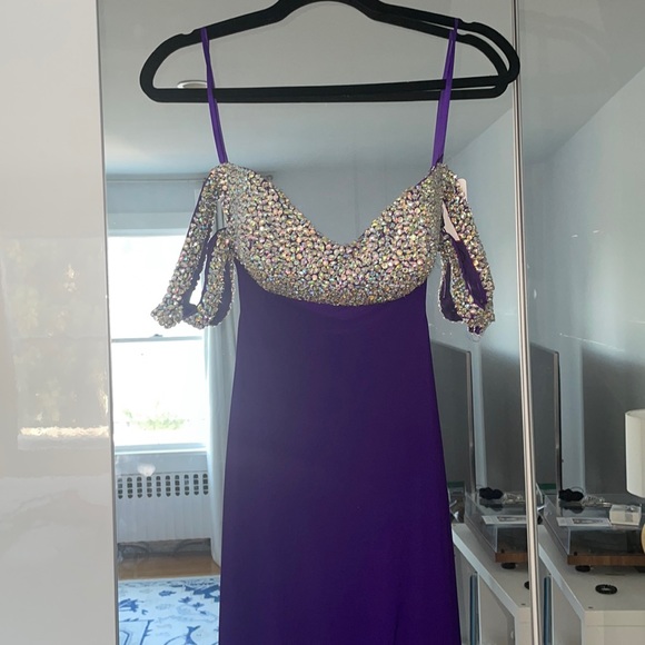Beautiful rhinestoned purple gown - Picture 1 of 8